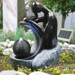 AMUR Solar Gartenbrunnen Brunnen Solarbrunnen Zierbrunnen Vogelbad Wasserfall Gartenleuchte Teichpumpe - Springbrunnen Wasserspiel für Garten, Gartenteich, Terrasse, Teich (Solar - Brunnen Lady in Black)