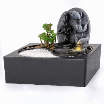 Dyna-Living Zimmerbrunnen Tischbrunnen, Brunnen Polyresin Springbrunnen LED-Beleuchtung, Tischplatte Wasserbrunnenl mit Sand Steinen & Pflanzen Dekorationen, Sitzende Buddha Brunnen, 29 x 21 x 23cm