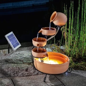 Solar Kaskadenbrunnen Terrakotta mit Akkuspeicher und LED Licht - großes 2 Watt Solarmodul - verschleißarme Pumpe - Springbrunnen Gartenbrunnen Solarbrunnen - Größe ca. 31 x 31 x 55 cm, esotec 101304