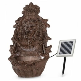 blumfeldt Löwenstein Wandbrunnen Gartenbrunnen Solarbrunnen, Löwenkopf-Optik, 2W Solar-Pumpe, Material: Polyresin, 4 weiße LED-Lichter, 5m Kabel, Solarpanel mit Lithium-Akku, Steinnachbildung, rost